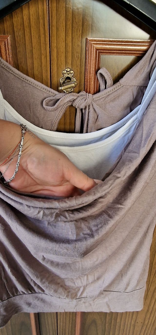 Maglietta beige con canotta bianca sotto