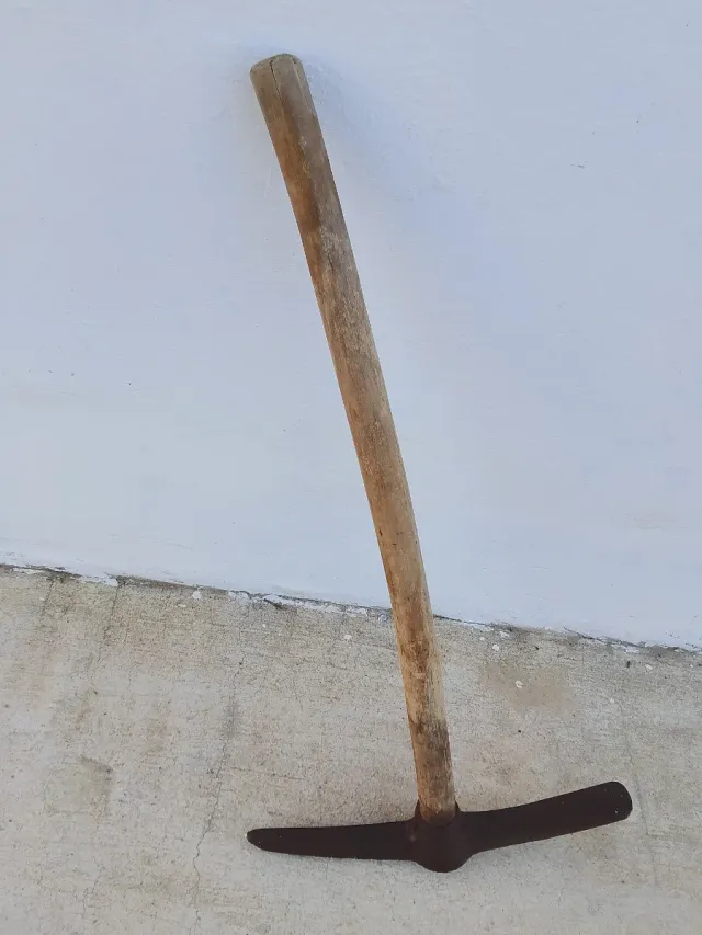 Oferta: pico de hierro para obra.


