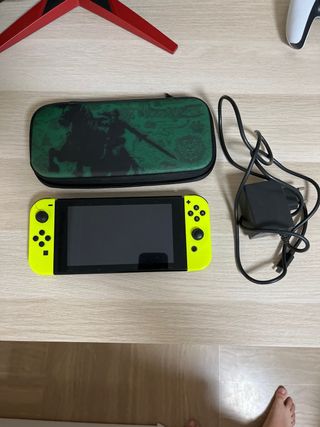 Nintendo Switch amarilla + funda Zelda