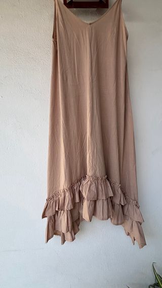 Vestido de tirantes beige de Zara