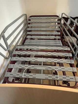 Cama articulada eléctrica con carro elevador.