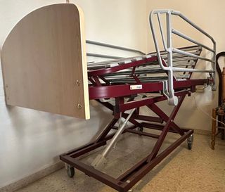 Cama articulada eléctrica con carro elevador.