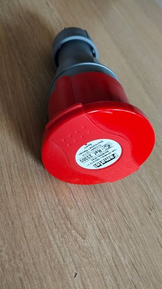 Enchufe Famatel 16A 3P+T IP44 hasta 415V