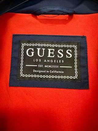 Chaqueta acolchada plumas Guess azul marino.