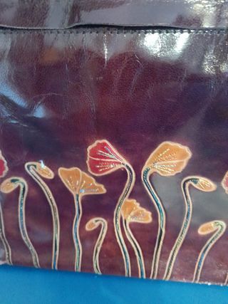 Bolso piel marrón - flores rojas