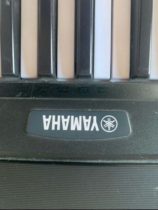 Teclado Yamaha EZ 220. Incluidas las patas.