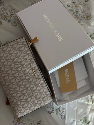 Monedero Michael Kors beige y marrón
