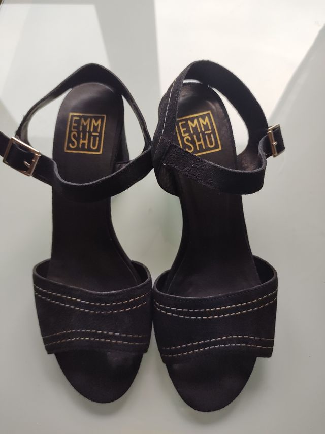 Sandalias negras de piel y de talón