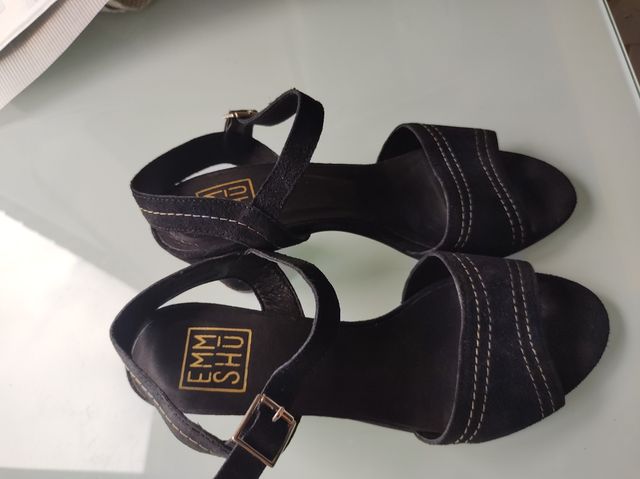 Sandalias negras de piel y de talón