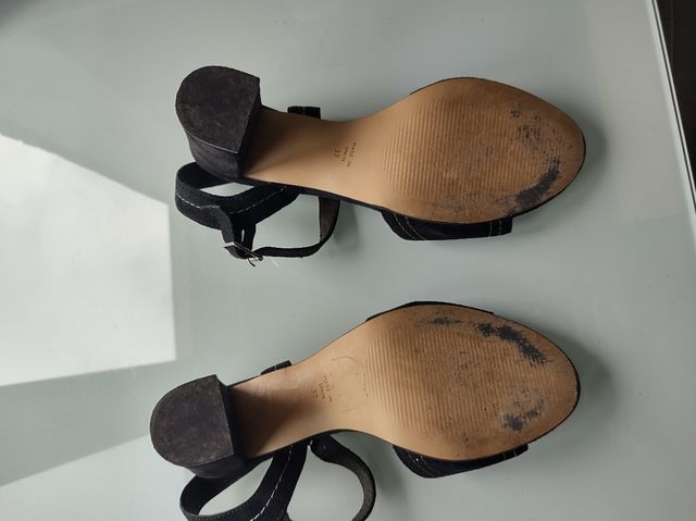 Sandalias negras de piel y de talón