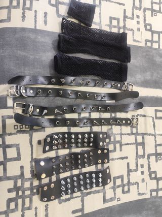 Pulseras, collares y guantes punk