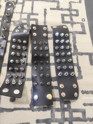Pulseras, collares y guantes punk