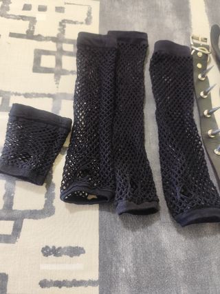Pulseras, collares y guantes punk