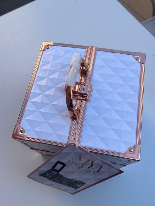 Maletín MYA Cosmetics blanco y dorado