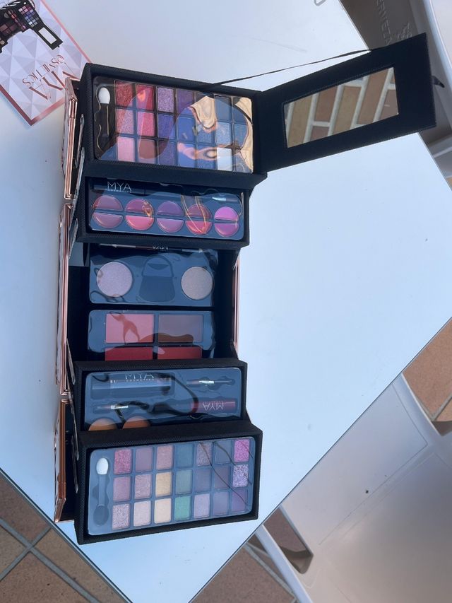 Maletín MYA Cosmetics blanco y dorado