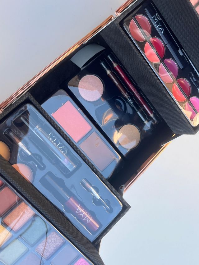 Maletín MYA Cosmetics blanco y dorado