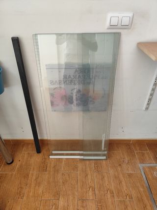 Vitrina expositora blanca con estantes