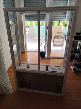 Vitrina expositora blanca con estantes