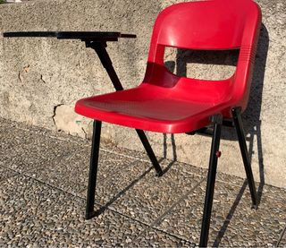 Silla roja con pala negra a la derecha. 