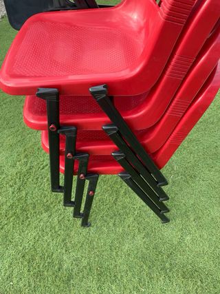 Silla roja con pala negra a la derecha. 