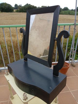 Tocador antiguo de madera negro