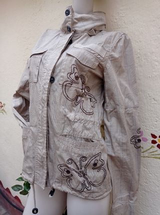 Chaqueta impermeable beige con mariposas
