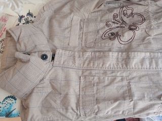 Chaqueta impermeable beige con mariposas