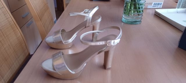 Sandalias tacón dorado