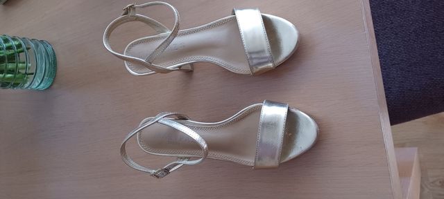 Sandalias tacón dorado