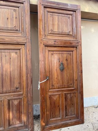 Puertas antiguas madera maciza.