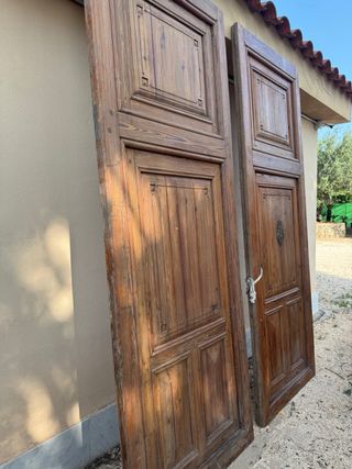 Puertas antiguas madera maciza.