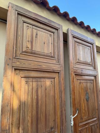 Puertas antiguas madera maciza.