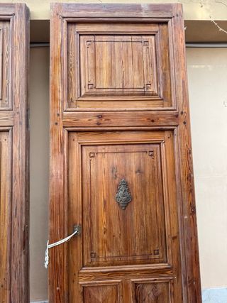 Puertas antiguas madera maciza.