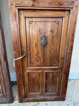Puertas antiguas madera maciza.