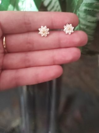 Pendientes flores dorados y plateados