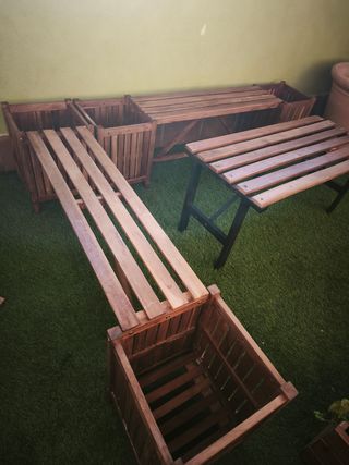 2 Bancos de  jardín con jardineras  incorporadas.