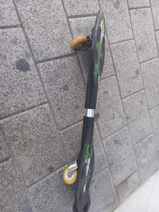 Monopatín 2 ruedas - Calaveras