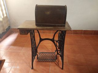 Máquina coser Alfa antigua