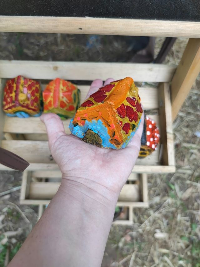 4 Mini casas artesanales de piedra multicolor