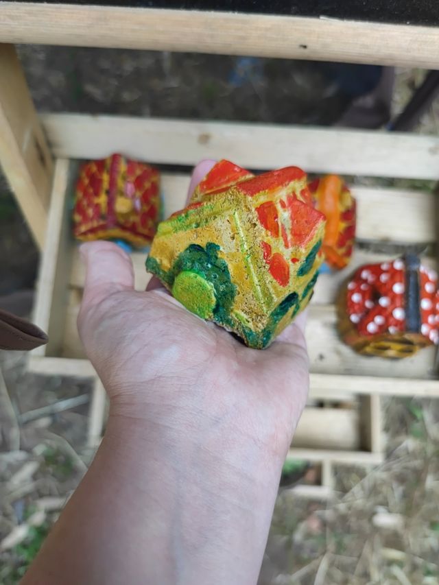 4 Mini casas artesanales de piedra multicolor