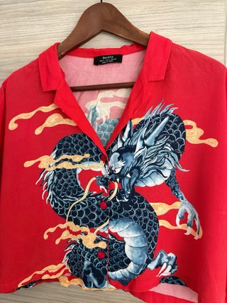 Camisa roja crop dragón