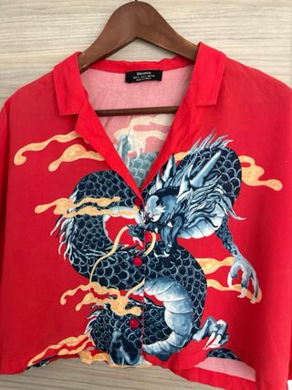 Camisa roja crop dragón