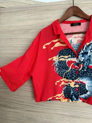 Camisa roja crop dragón