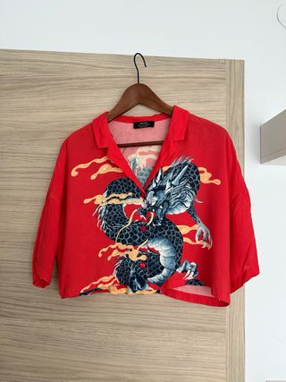 Camisa roja crop dragón