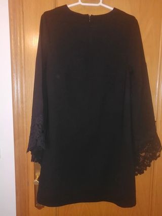 Vestido negro con encaje en mangas. Talla S. Zara.