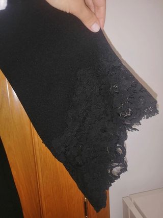Vestido negro con encaje en mangas. Talla S. Zara.