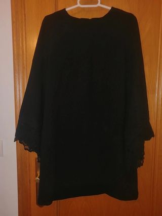 Vestido negro con encaje en mangas. Talla S. Zara.