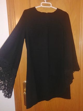 Vestido negro con encaje en mangas. Talla S. Zara.