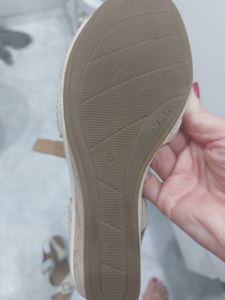 Sandalias Clarks beige - cuña