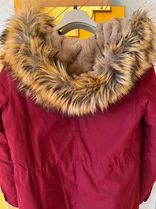 Parka burdeos de invierno.